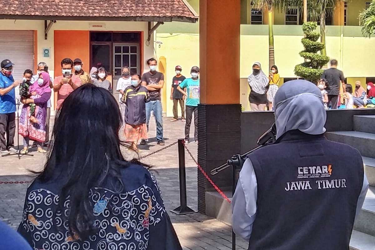 Khofifah menyapa dari jarak jauh para isoman. (jaz) - Khofifah Sapa Anak-anak Isoman di Safehouse