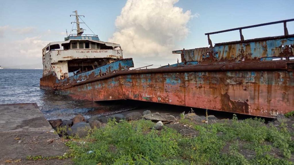 Kondisi Kapal LCT Sritanjung yang sudah berkarat dan menjadi barang rongsokan di pesisir pantai Ketapang, Kecamatan Kalipuro - LCT Kapal Sritanjung Jadi Barang Rongsokan Dan Disoal Ormas, Pansus Kapal Sritanjung DPRD Banyuwangi Beberkan 5 Rekomendasi