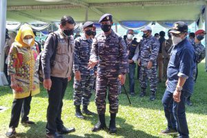 Tinjauan Pangkoarmada II didampingi Walikota Malang dan jajaran. (jaz) - Pangkoarmada II - Pemkot Malang Siap Vaksinasi Massal 20.000 Warga di Stadion Gajayana