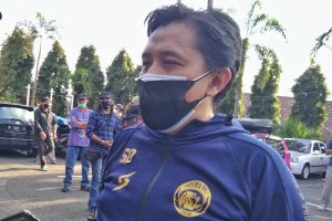 Media Officer Arema FC, Sudarmaji, ditemui di halaman Polresta Malang Kota. (jaz) - Arema FC Apresiasi Langkah Pihak TNI/Polri Berikan Vaksinasi Aremania