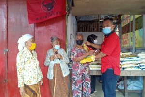 Jajaran pengurus PAC PDI Penjuangan Kecamatan Giri. (Foto: Aras Sugiarto) - PAC PDI Penjuangan Kecamatan Giri Bagikan Ratusan Paket Sembako