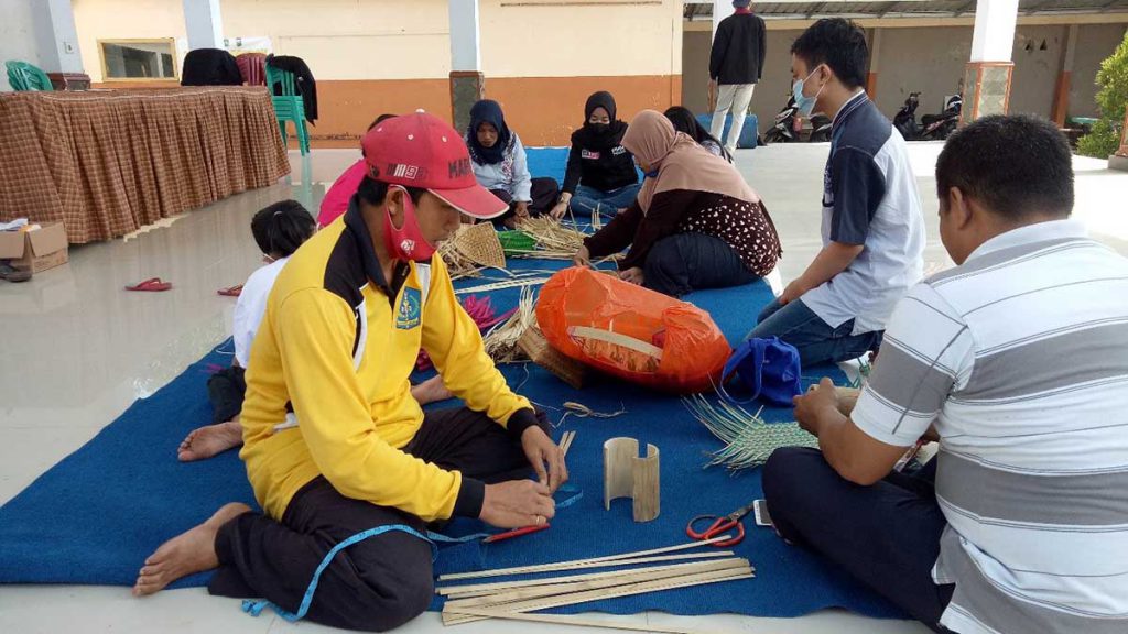 Pelatihan Anyaman Bambu, PMM 36 UMM Bangkitkan UMKM Desa Sarikemuning