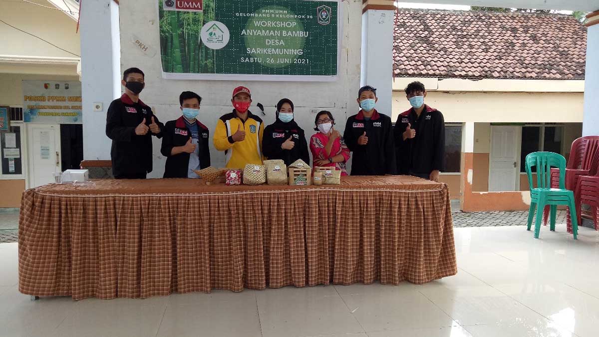 Pelatihan Anyaman Bambu, PMM 36 UMM Bangkitkan UMKM Desa Sarikemuning