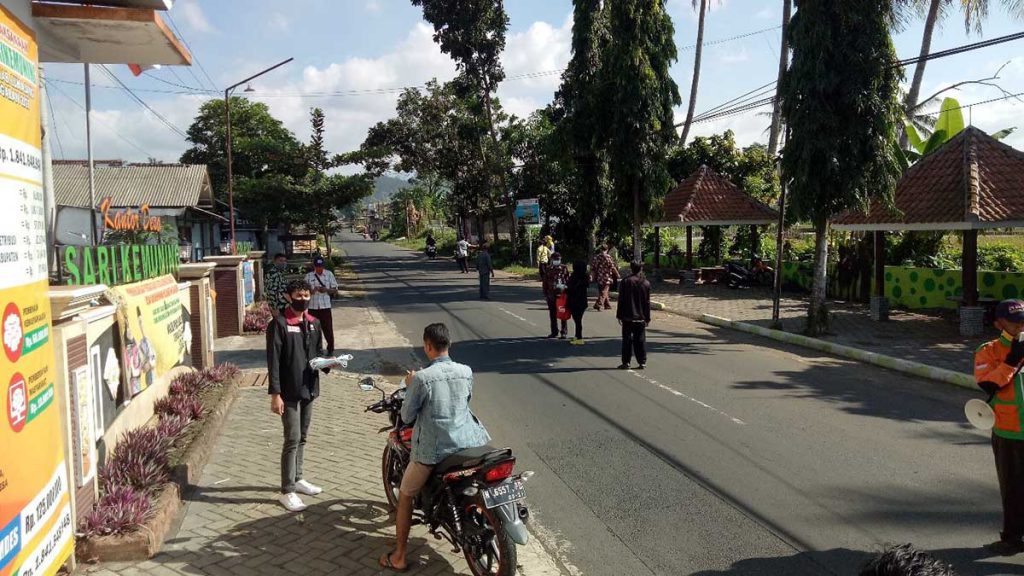 PMM 36 UMM Melakukan Kegiatan Pembagian Masker Kepada Masyarakat Desa Sarikemuning