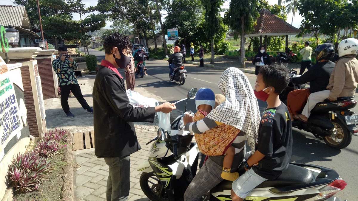 PMM 36 UMM Melakukan Kegiatan Pembagian Masker Kepada Masyarakat Desa Sarikemuning