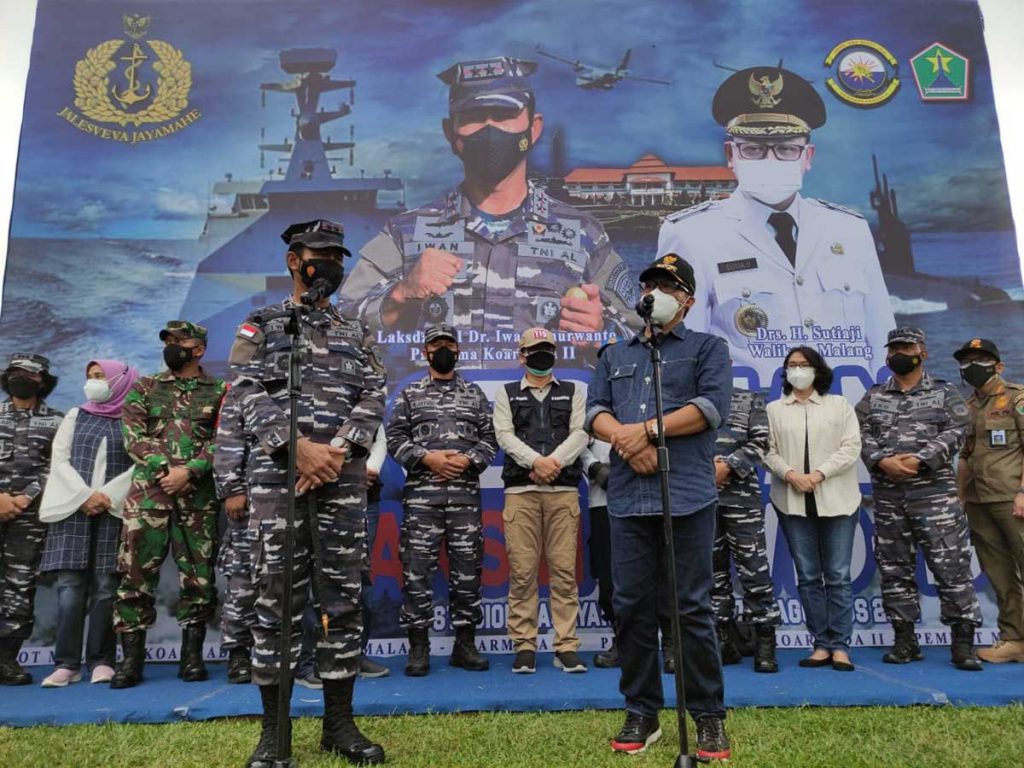 Pangkoarmada II dan Walikota Malang menyampaikan keterangan kepada awak media. (rhd) - Serbuan Vaksinasi Gajayana Pecahkan Rekor 27.513-an Dosis Vaksin