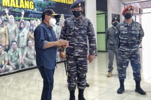 Panglima Komando Armada (Pangkoarmada) II  Laksda TNI Dr Iwan Isnurwanto didampingi Walikota Malang. (jaz) - Vaksin di Stadion Gajayana, Pangkoarmada II Himbau Masyarakat Datang Sesuai Jadwal