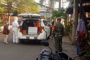 Para isoman dijemput untuk dievakuasi ke isoter. (ist) - Evakuasi 46 Isoman, Dandim 0833: Tak Perlu Takut Isoter
