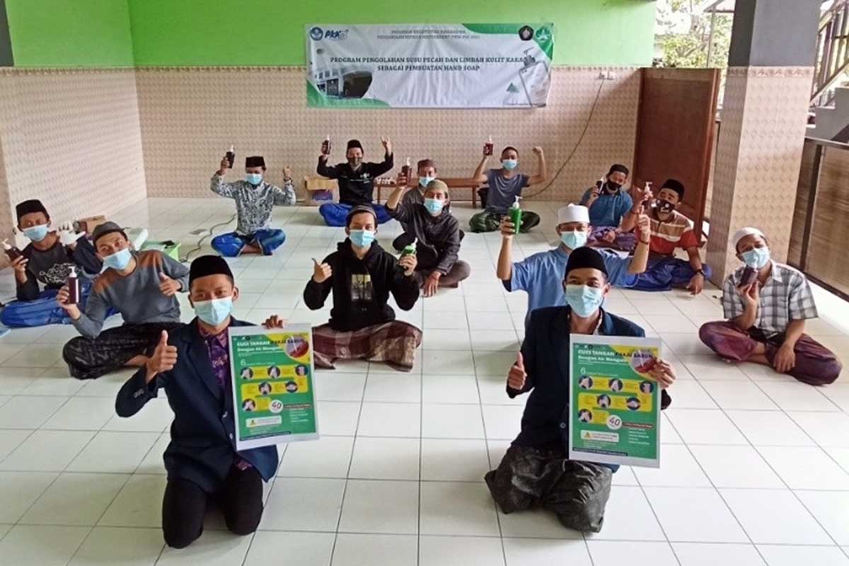 Para santri menunjukkan hand soap buatannya. (ist) - Mahasiswa UB Berikan Pelatihan Pengolahan Limbah Jadi Hand Soap Pada Santri