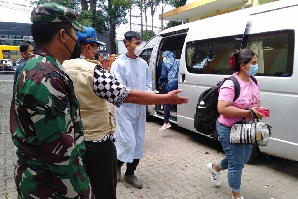 Pasien covid-19 tiba di lokasi isoter. (ist) - Evakuasi 46 Isoman, Dandim 0833: Tak Perlu Takut Isoter