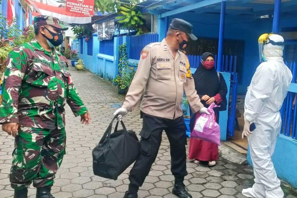 Pasien isoman dijemput petugas. (ist) - 35 Isoman Dipindahkan Ke Safe House BPSDM dan RS Lapangan Ijen