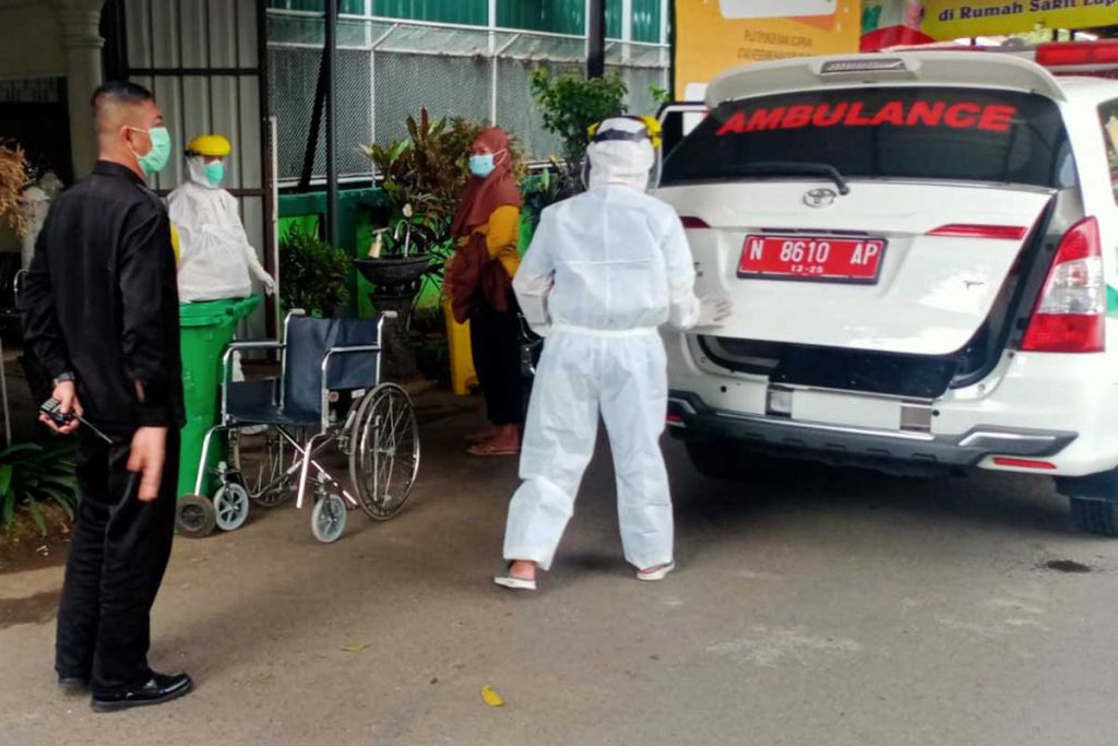 Pasien tiba di tempat isoter. (ist) - 35 Isoman Dipindahkan Ke Safe House BPSDM dan RS Lapangan Ijen
