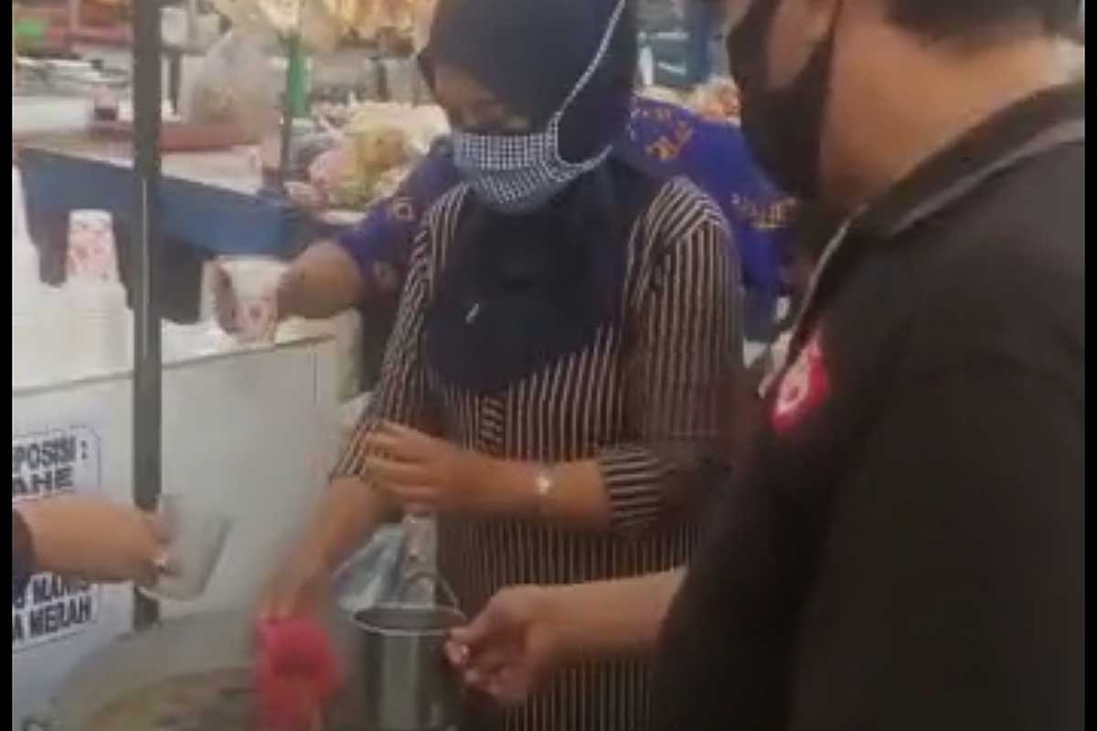 Pedagang Pasar Bunul bagikan wedang uwuh gratis. (ist) - Jaga Imunitas, Paguyuban Pedagang Bunulrejo Bagikan Wedang Uwuh Gratis