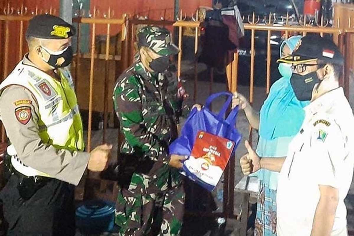 Pembagian sembako untuk PKL. (ist) - Tim PPKM Kota Malang Sebar Paket Sembako untuk PKL