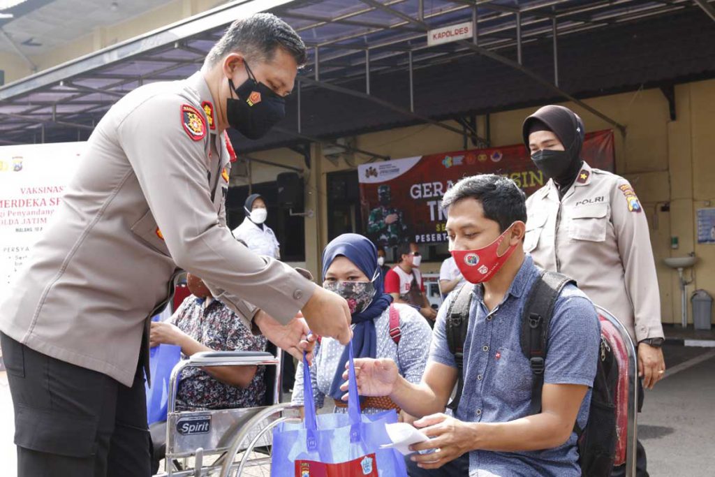 Pemberian secara simbolis kepada Disabilitas. (ist) - Polresta Makota Kado Vaksinasi Merdeka Semeru Bagi Disabilitas dan Aremania