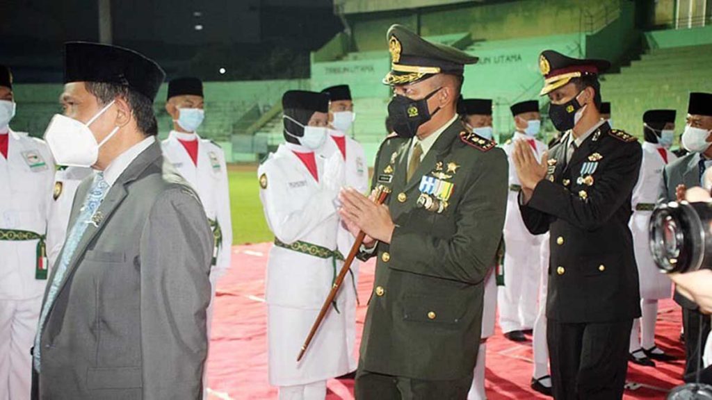 Pemberian ucapan selamat kepada Paskibra Kota Malang 2021. (ist) - Walikota Malang Kukuhkan Paskibra 2021