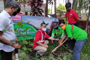 Pembina Kader Lingkungan Hidup Kota Malang bersama Regional Corcom Manager Alfamart, menanam salah satu jenis pohon. (rhd) - Alfamart - Kader Lingkungan Kota Malang Tanam 50 Pohon di Arjowinangun