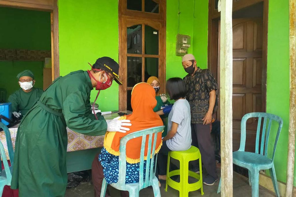 Pemdes Temuasri bersama Puskesmas Karangsari Kecamatan Sempu saat menggelar jemput bola vaksinasi. (Kuryanto) - Pemdes Temuasri Gelar Jemput Bola Vaksinasi