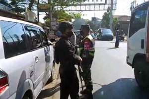 Pemeriksaan kendaraan plat nopol luar Malang. (ist) - Tim PPKM Mikro Sekat Perempatan Gadang
