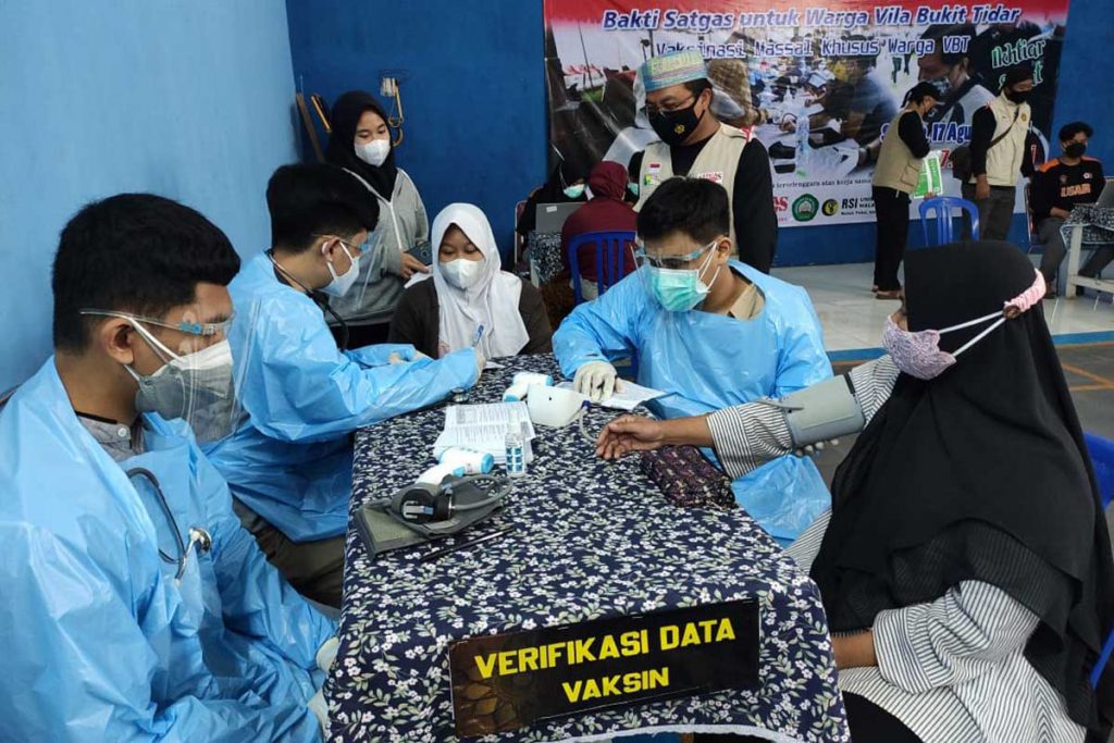 Penerima vaksin diskrining sebelum vaksin. (rhd) - Kolaborasi RSI-Unisma-Satgas, 700 Warga Vila Bukit Tidar Divaksin Sinovac