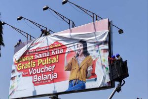 Penertiban dan penurunan reklame Transmart yang menunggak pajak. (rhd) - Bapenda Kota Malang Tertibkan Reklame Liar dan Nakal