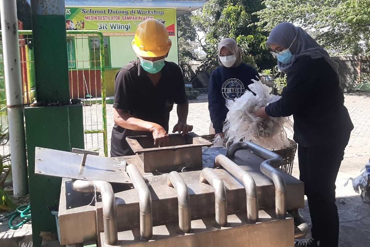 Pengolahan sampah plastik sebagai bahan bakar ramah lingkungan. (ist) - Mahasiswa UB Kembangkan BBM dari Limbah Plastik