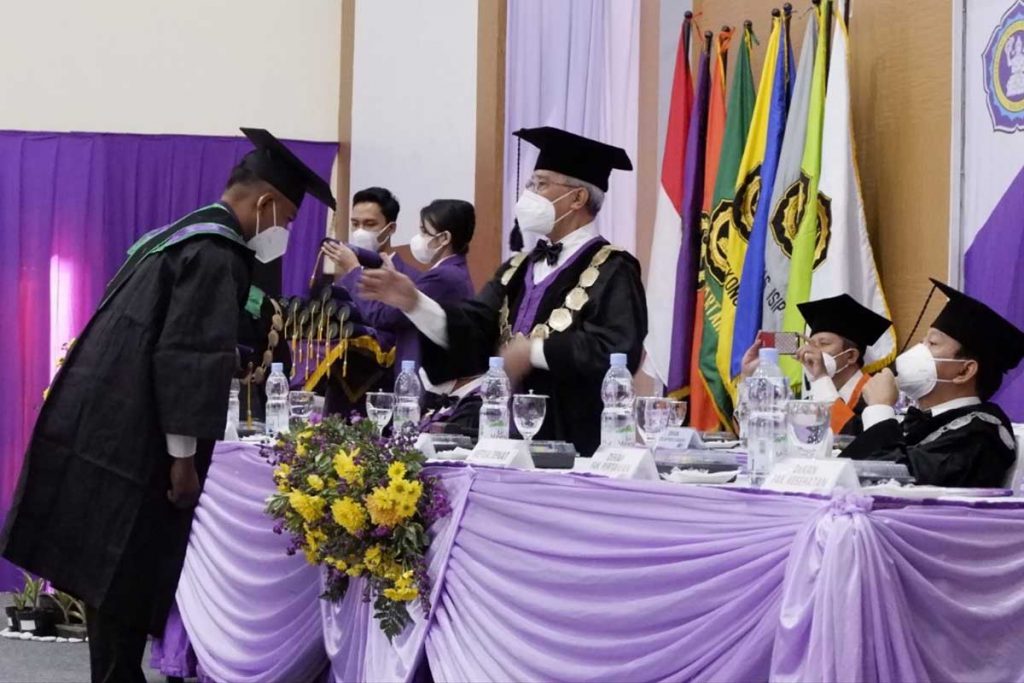 Pengukuhan tali toga salah satu perwakilan wisudawan terbaik. (ist) - Unitri Lepas 335 Wisudawan, Pembuka Rangkaian Dies Natalis ke-20