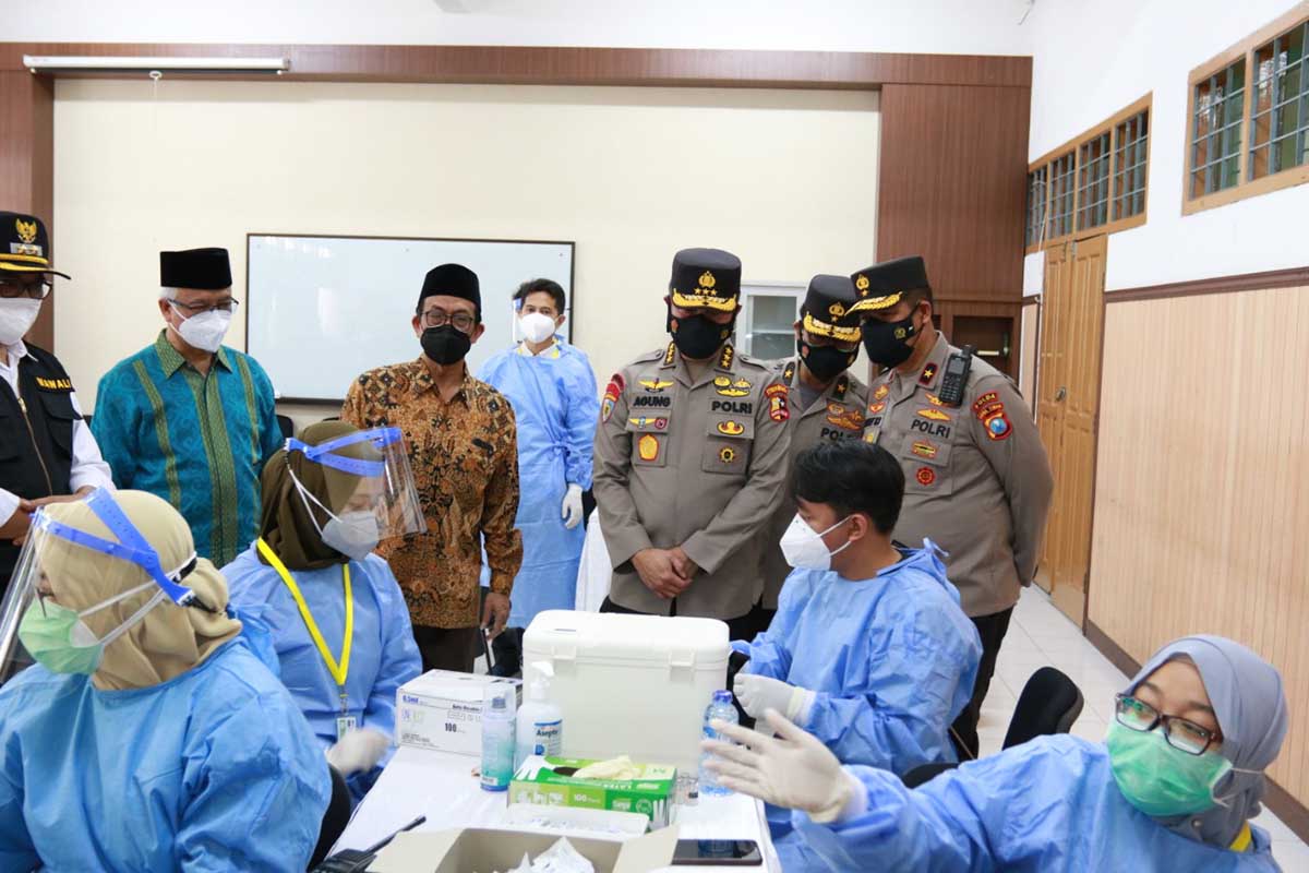 Peninjauan vaksinasi. (ist) - Irwasum Polri Monitoring Isoter dan Vaksinasi di Kota Malang