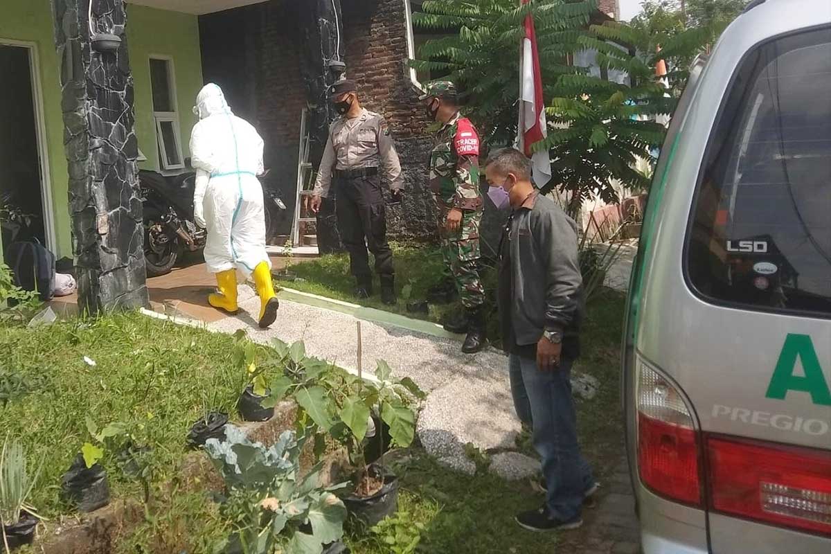 Penjemputan pasien isoman untuk dievakuasi ke isoter. (ist) - Danrem 083/Bdj: Percepat Isoter, Percepat Kesembuhan dan Minimalisir Penyebaran Covid-19