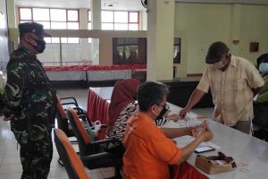 Penyaluran bansos Klojen di Kantor Pos Jalan Merdeka. (ist) - 86 KPM Klojen Terima Pencairan Bansos Kemensos