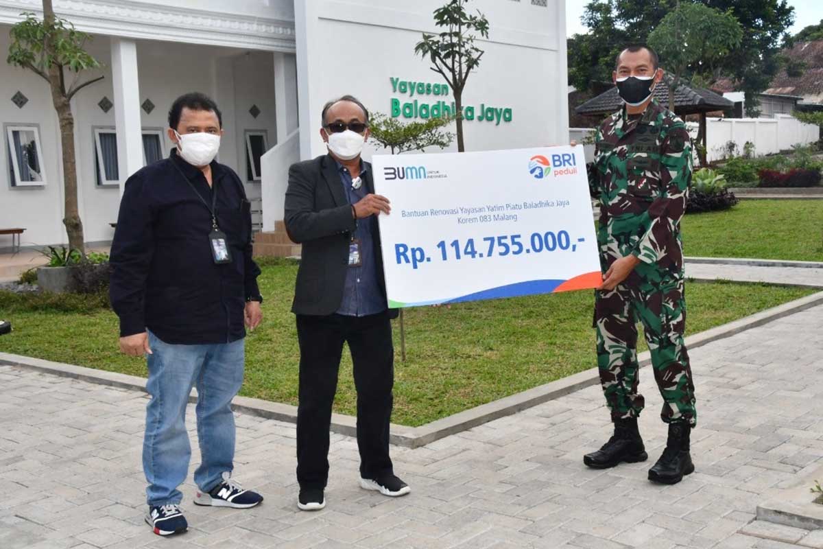 Penyerahan bantuan secara simbolis. (ist) - BRI Malang Salurkan CSR ke Yayasan Baladhika Jaya