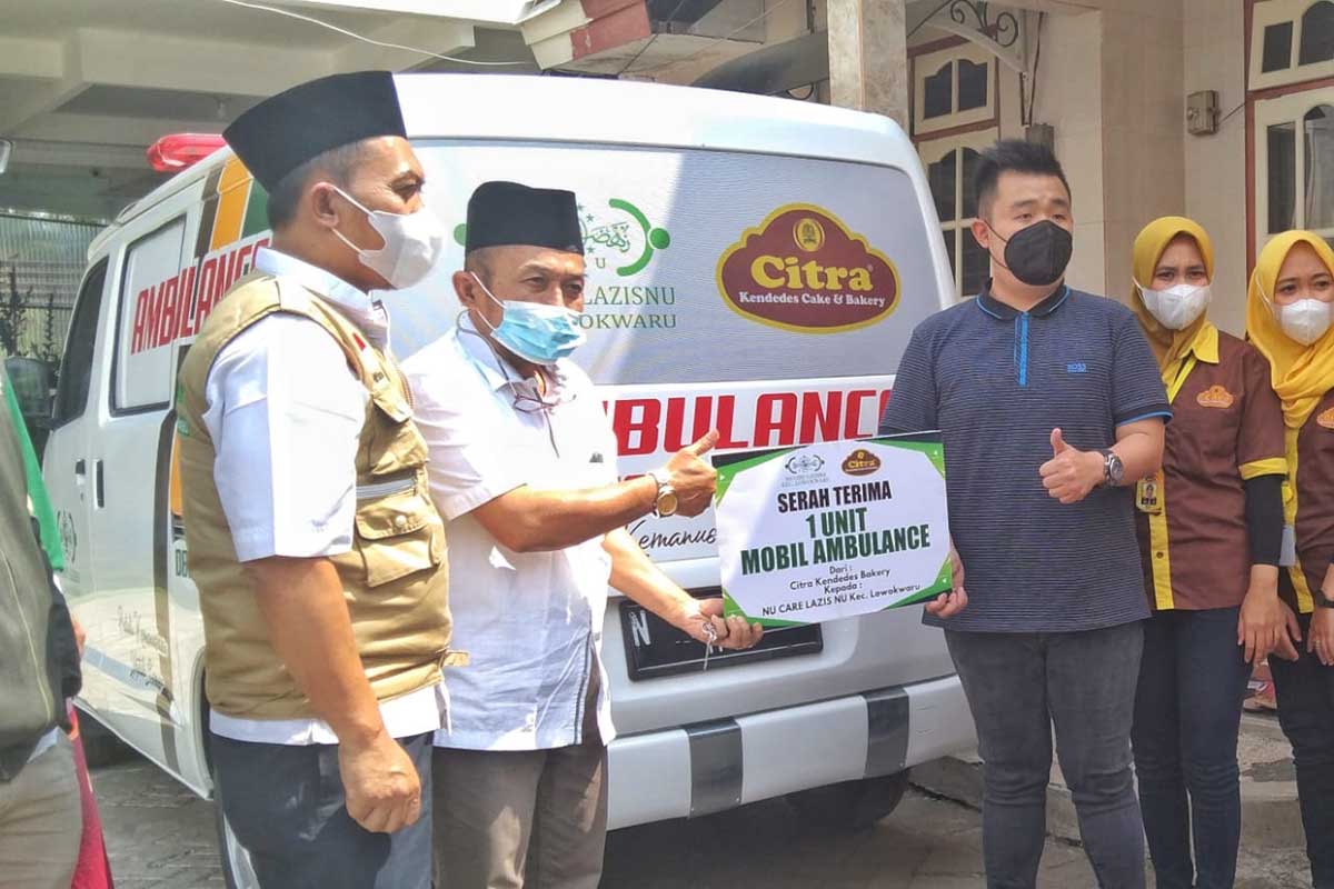 Penyerahan aecara simbolis dari anak pemegang alih perusahaan. (jaz) - Citra Kendedes Hibahkan Satu Unit Ambulans Kemanusiaan