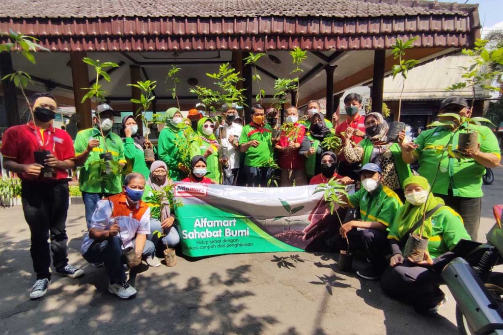 Penyerahan secara simbolis pohon yang akan ditanam di Kelurahan Arjowinangun. (rhd) - Alfamart - Kader Lingkungan Kota Malang Tanam 50 Pohon di Arjowinangun