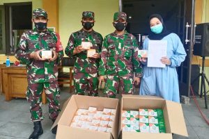 Penyerahan simbolis paket obat ke safe house isolasi BPSDM. (ist) - Kodim 0833 Serahkan Paket Obat ke Safe House Isolasi BPSDM