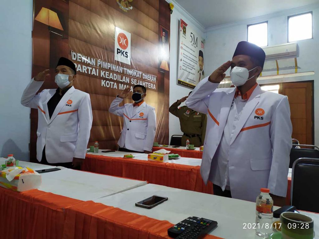 Merdekakan Masyarakat Terdampak Covid-19, DPD PKS Kota Malang Bagikan 2.500 Paket Sembako 1 Peringati HUT ke-76 Kemerdekaan RI dengan upacara online. (ist) - Merdekakan Masyarakat Terdampak Covid-19, DPD PKS Kota Malang Bagikan 2.500 Paket Sembako