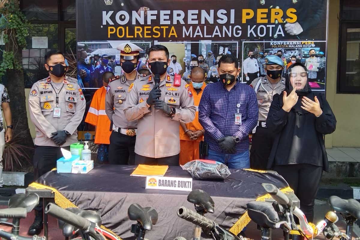 Pers Konferensi pencurian sepeda oleh Polresta Makota. (jaz) - Gasak Belasan Sepeda Pancal, Dua Pria Berhasil Diringkus