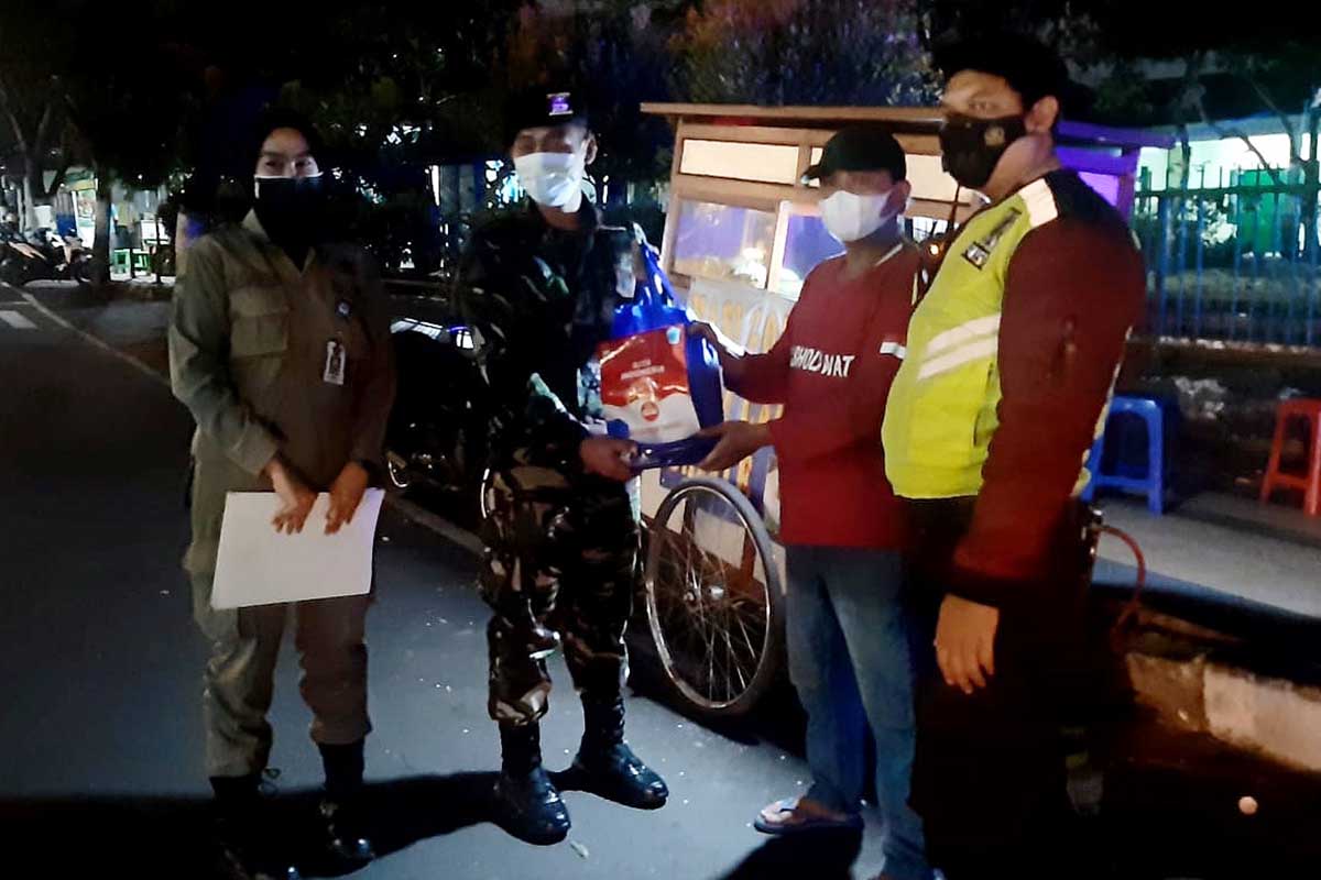Personel gabungan membagikan sembako. (ist) - PPKM Level 4 Diperpanjang, Patroli Gabungan Geber Razia Malam dan Bagi Sembako