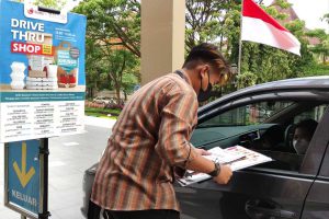 Salah satu konsumen memesan makanan melalui Drive Thru di halaman lobi Matos. (rhd) - Permudah Nikmati Kuliner Favorit, Matos Buka Layanan Drive Thru - Hypermart tetap buka, layani belanja pesan antar