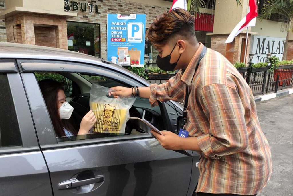 Tanpa menunggu lama, konsumen menerima pesanan dari tempat parkir khusus Drive Thru. (rhd) - Permudah Nikmati Kuliner Favorit, Matos Buka Layanan Drive Thru - Hypermart tetap buka, layani belanja pesan antar