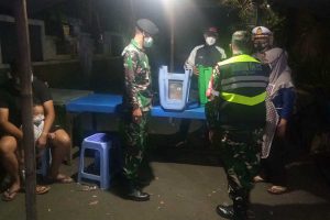 Petugas gabungan menghimbau pedagang menutup lapaknya. (ist) - Tim PPKM Kedungkandang Temukan Sejumlah Pelanggaran di Wilayah Timur Kota Malang