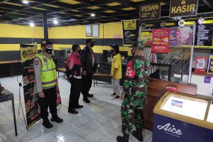 Petugas gabungan operasi Operasi PPKM Level IV menyasar tempat usaha melebihi jam 8 malam. (ist) - Operasi PPKM Level IV Sasar Kawasan Blimbing