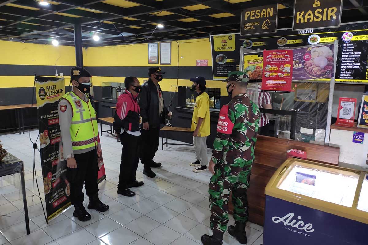 Petugas gabungan operasi Operasi PPKM Level IV menyasar tempat usaha melebihi jam 8 malam. (ist) - Operasi PPKM Level IV Sasar Kawasan Blimbing