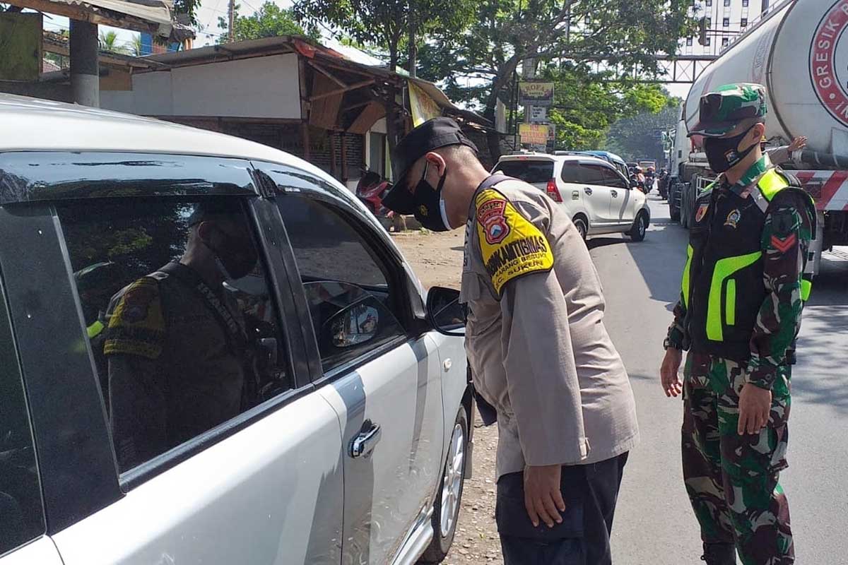 Petugas melakukan pemeriksaan terhadap pengendara R4 nopol luar kota. (ist) - Tim PPKM Level 4 Razia di Penyekatan Pertigaan Gadang