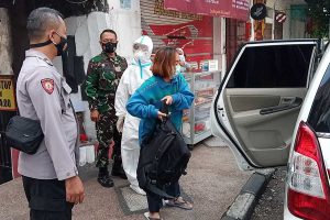 Petugas menjemput dan evakuasi pasien isoman ke isoter. (ist) - Sepekan Evakuasi Isoman ke Isoter, Angka Kesembuhan Meningkat