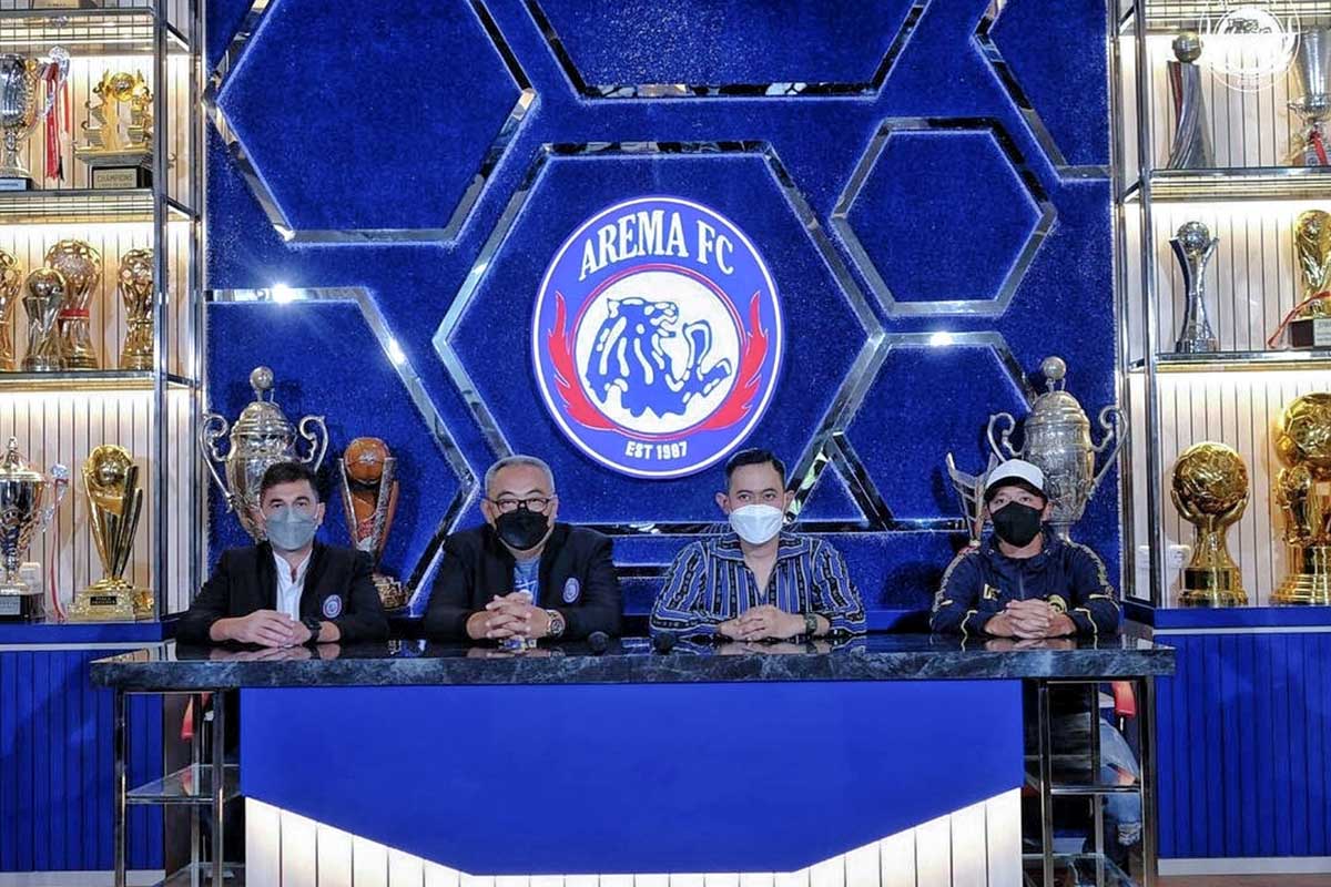 Presiden Arema FC, Gilang Widya Permana melakukan pers konferensi. (ist) - Mbois, Arema FC Miliki Tempat Pers Konferensi dan Museum Mini