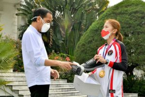 Presiden Jokowi dan Greysia Polii. (ist) - Jokowi Beli Sepatu Buatan Greysia Poliii, Ternyata Dibuat di Malang!