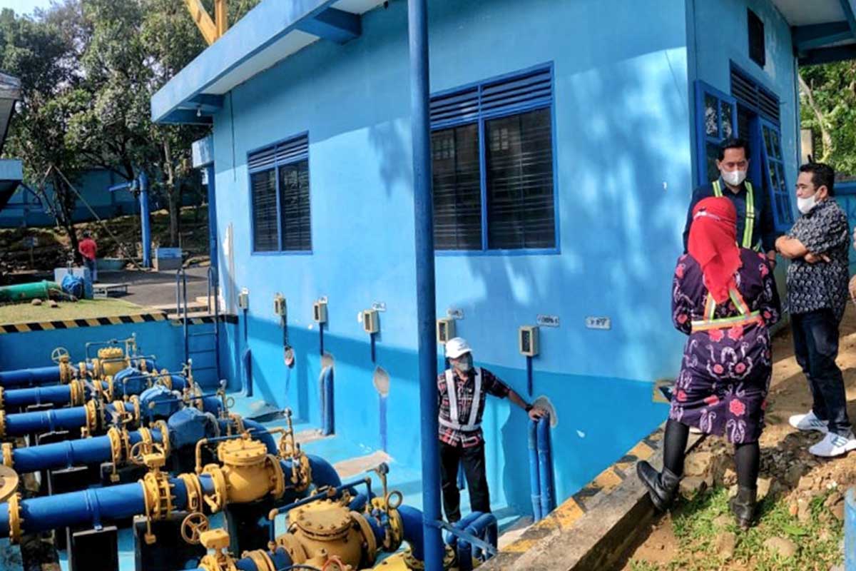 Proses pembetulan pipa PDAM oleh teknisi. (ist) - Ternyata Ini Penyebab Air PDAM Mampet di Kota Malang