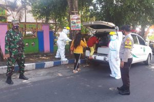 Proses penjemputan dan evakuasi isoman menuju ke isoter. (ist) - Getol Evakuasi Isoman ke Isoter, Kota Malang Masuk Zona Orange