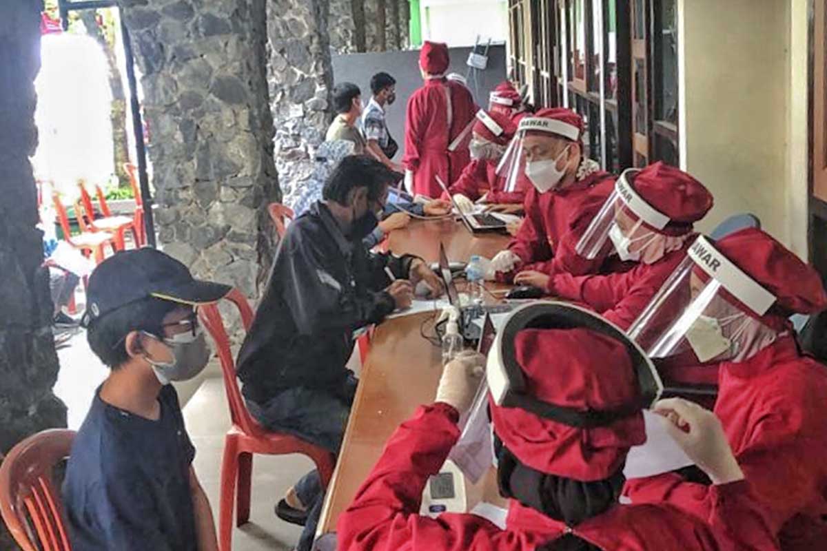 Proses skrining vaksinasi di RSIA Mawar. (ist) - RSIA Mawar Suntikan 4.000 Vaksin 'Bhinneka Tunggal Ika' Untuk Lintas Komunitas - Diinisiasi FKAUB, DPR RI, Paroki, dan RSIA Mawar