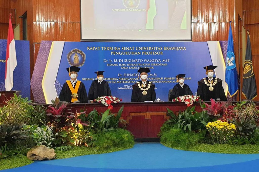 Prosesi pengukuhan Prof Dr Ir Budi Sugiarto Waloeya MSP dan Prof Dr Sunaryo SSi MSi. (ist) - UB Kukuhkan Prof Budi Sugiarto Waloeya dan Prof Sunaryo